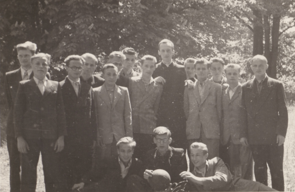 maj 1956 uczniowie Gimnazjum Biskupiego z ojcem duch. ks. St. Knabitem w parku